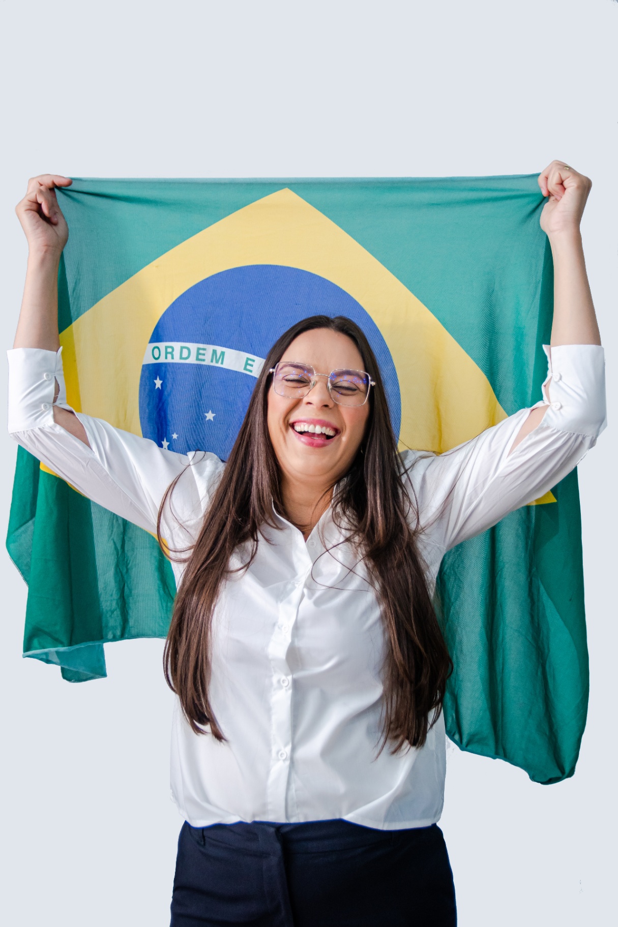 Vereadora Nina Braga segurando a bandeira do Brasil