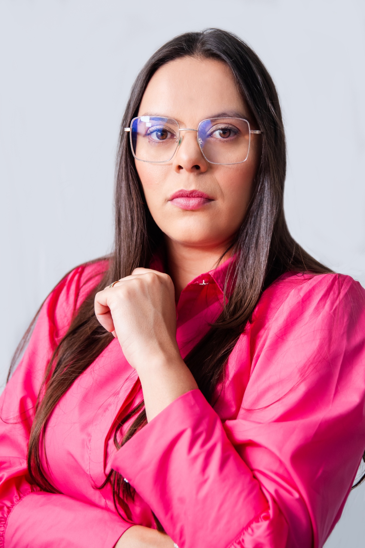 Retrato de Nina Braga em postura de trabalho